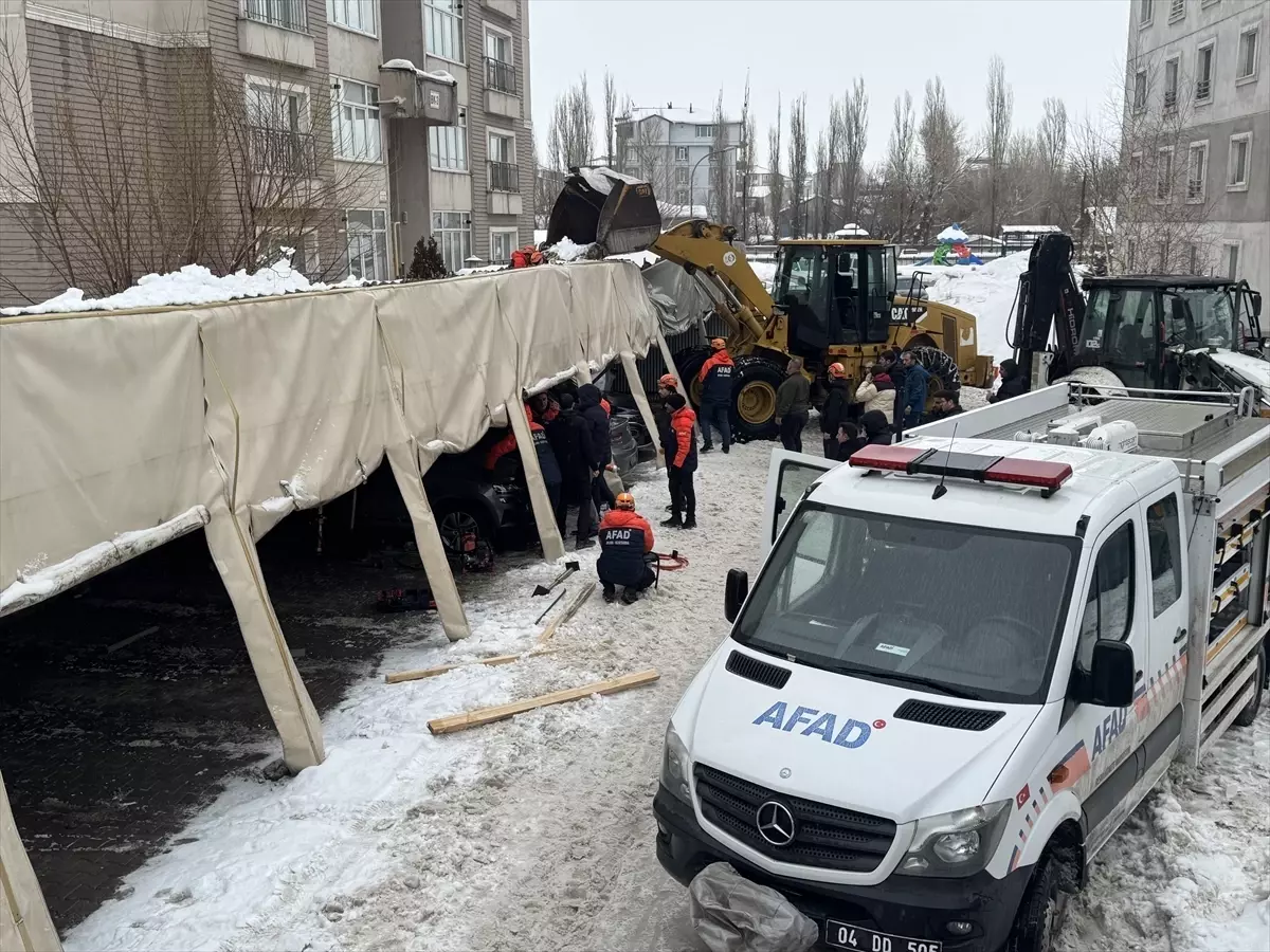 Ağrı’da Garaj Çöktü: 3 Araç Hasar Gördü