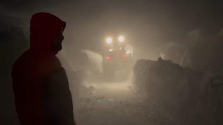 Ağrı’da tipide araçlarında mahsur kaldılar