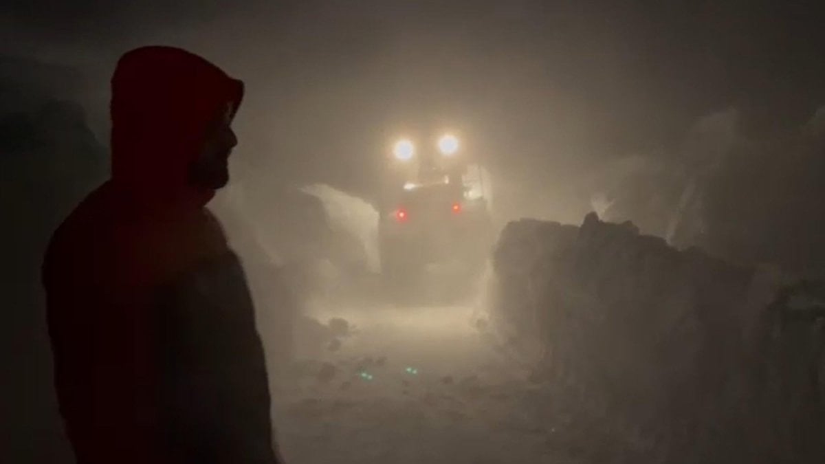 Ağrı’da tipide araçlarında mahsur kaldılar
