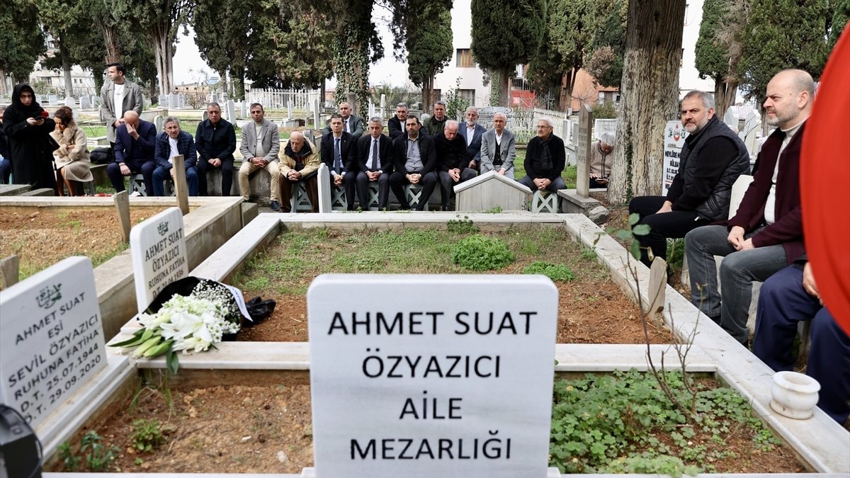 Ahmet Suat Özyazıcı, mezarı başında anıldı