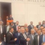 Akın Gürlek Meclis’te yemin etti: CHP’li vekiller kürsüyü işgal etti