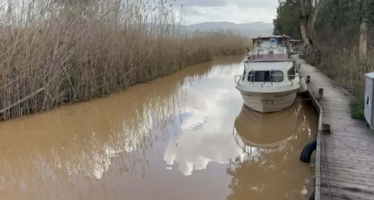Akyaka’da Denizde Kahverengi Su Alarmı