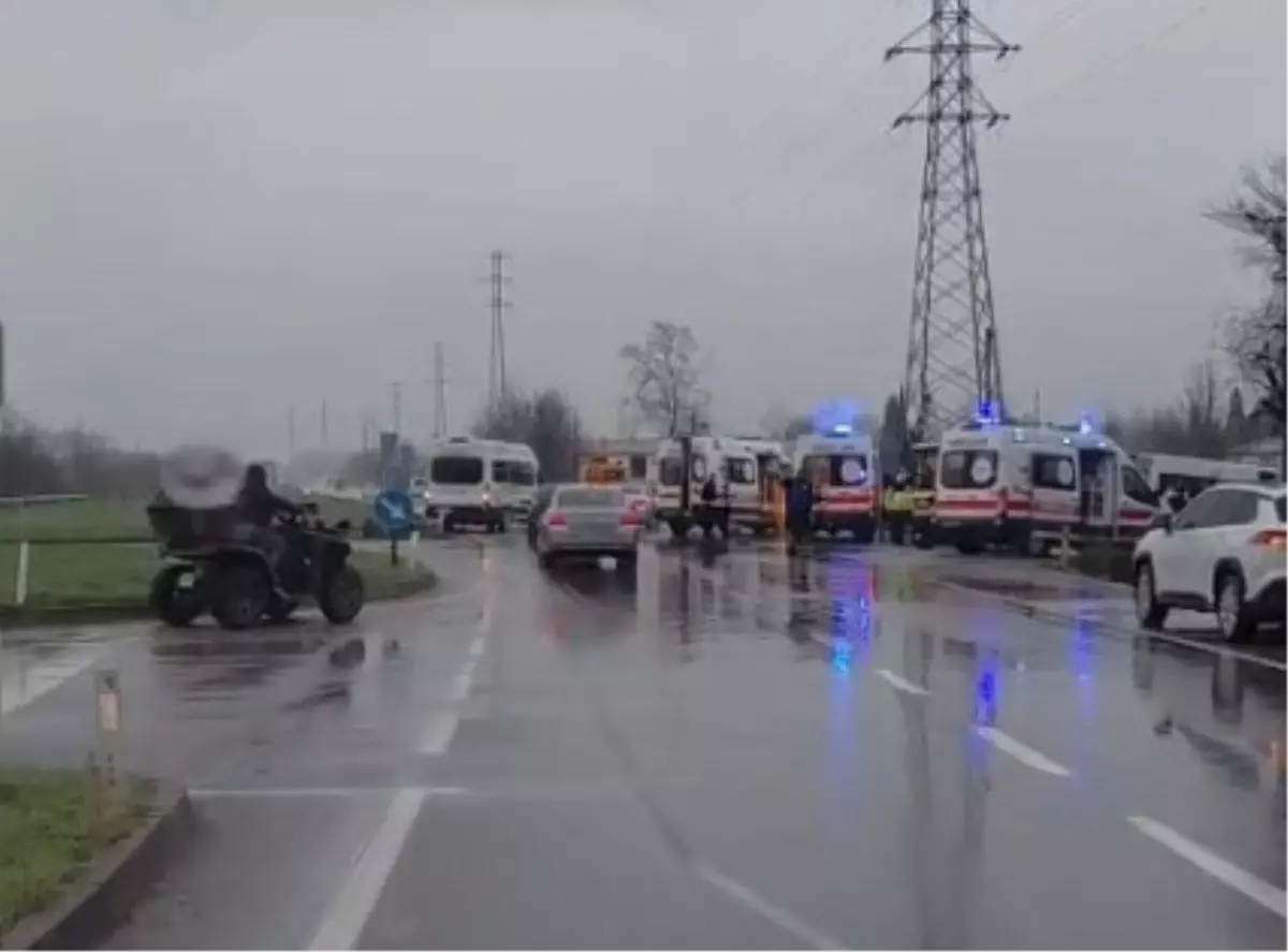 Akyazı’da Ambulans ve Minibüs Çarpıştı