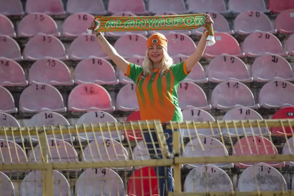 Alanyaspor’u tek başına destekledi! Kaç km yol gittiğini duyanlar hayret ediyor