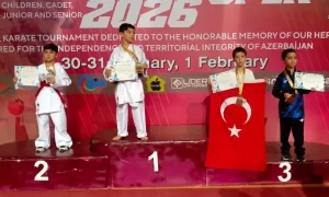 Alaşehirli karateciler Bakü’de madalyaları kaptı