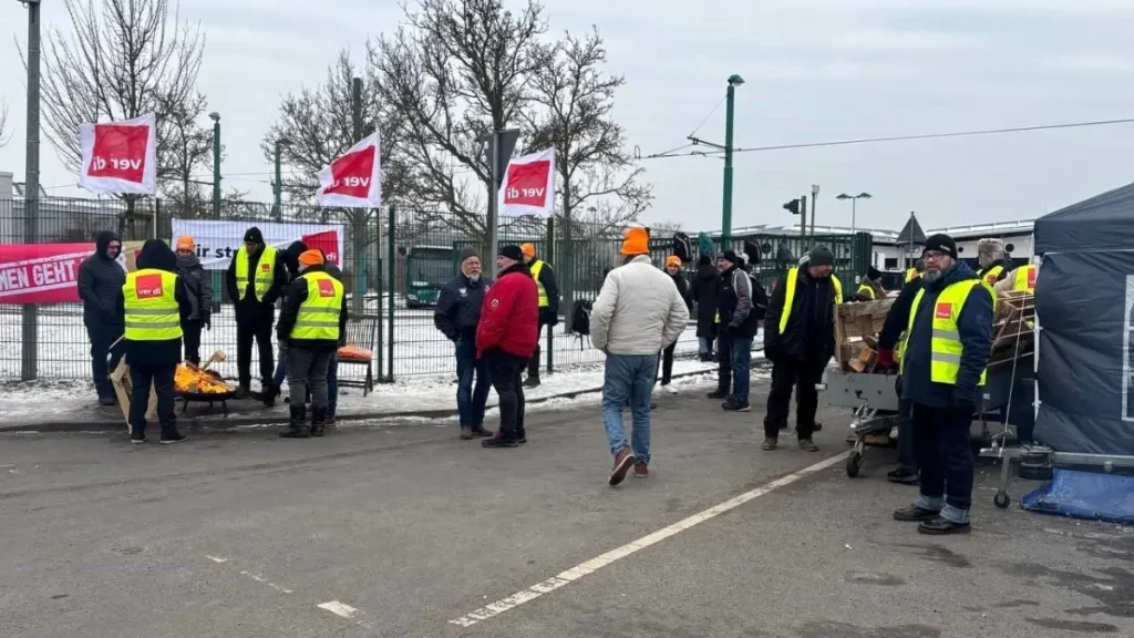 Almanya’da 100 bin çalışan iş bıraktı, toplu taşıma durma noktasına geldi