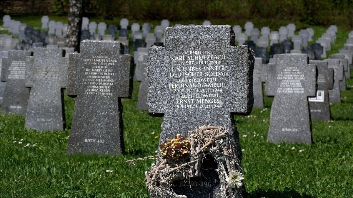 Almanya’da ölülerin dişlerinden 8 kilogram altın çaldı