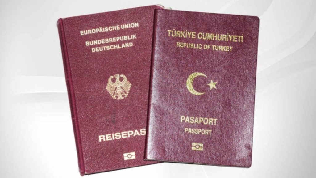Almanya’daki 1.3 milyon Türk’ten 30 bini Türk pasaportuna başvurdu