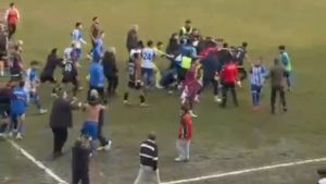 Amasya’da amatör lig maçında saha karıştı: Tekme ve yumruklar havada uçtu