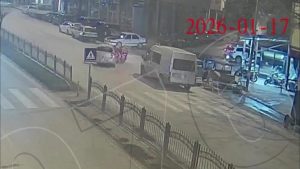 Amasya’da motokurye otomobile çarptı