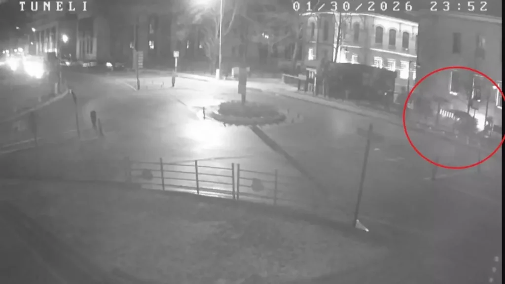 Amasya’da Otomobil Valilik Duvarına Çarptı