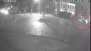 Amasya’da Otomobil Valilik Duvarına Çarptı