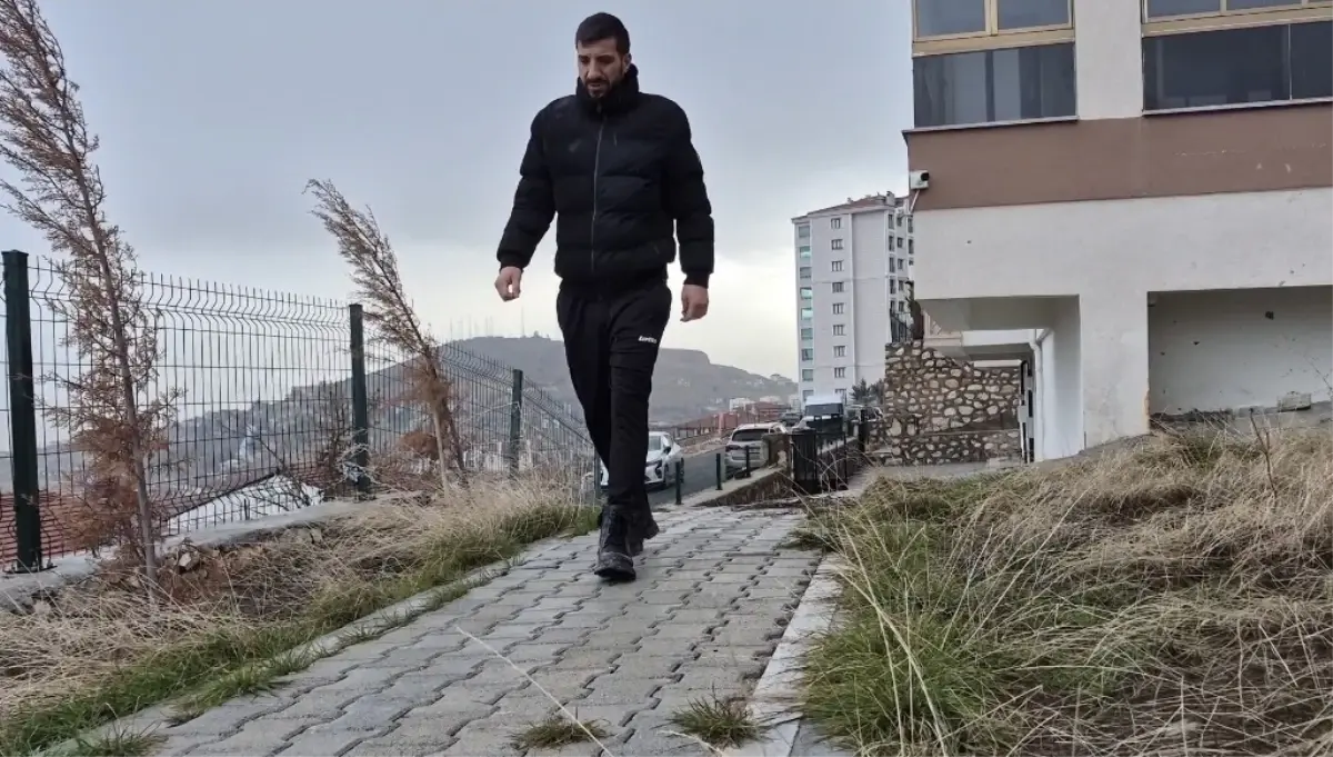 Amatör Kaleci Dilini Yuttu, Polis Kurtardı