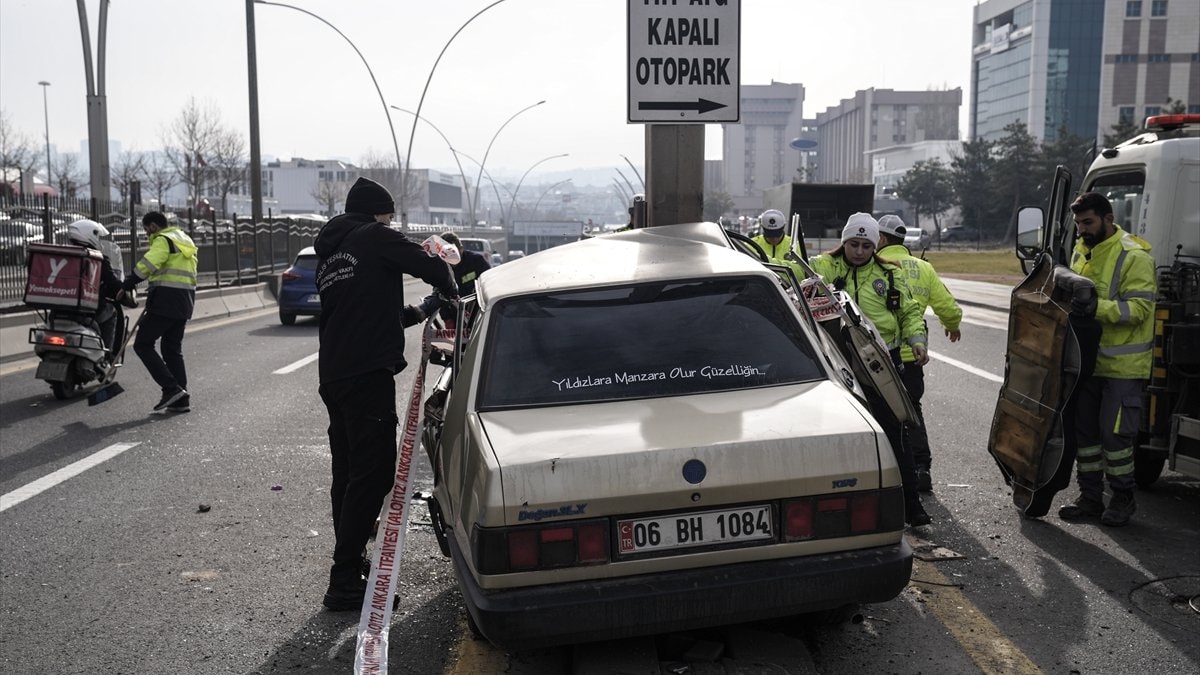 Ankara’da direğe çarpan otomobil hurdalık oldu: Sürücü hayatta kalmayı başardı