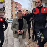 Antalya’da apartman bahçesine sakladığı pompalı tüfek polisi alarma geçirdi