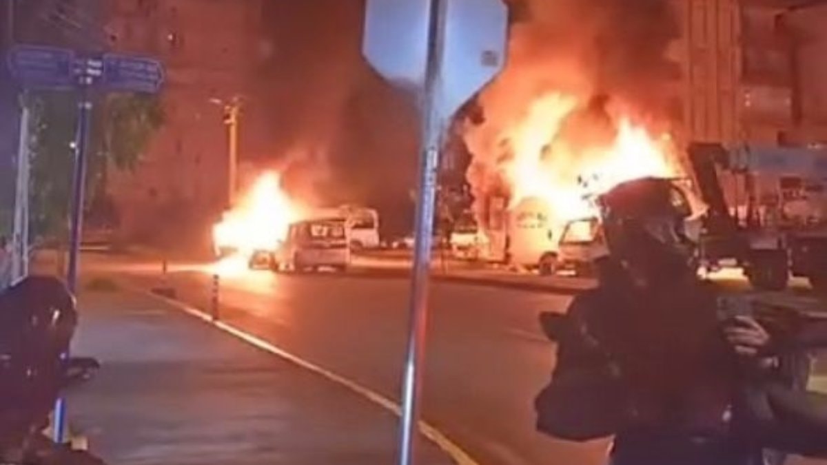 Antalya’da bir kişi tartıştığı kız arkadaşının ve annesinin aracını ateşe verdi