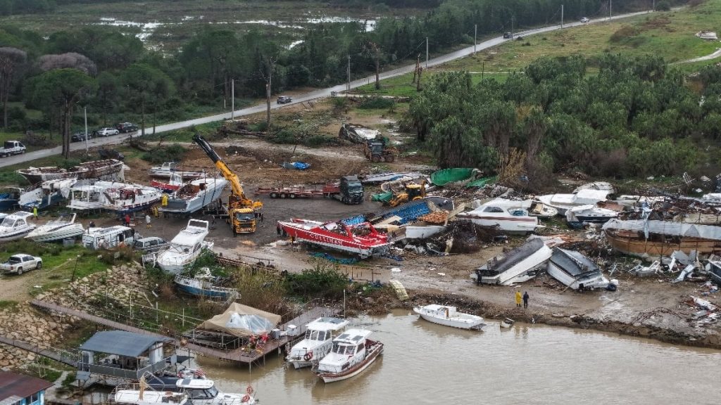 Antalya’da hortum sonrası enkaz kaldırılıyor