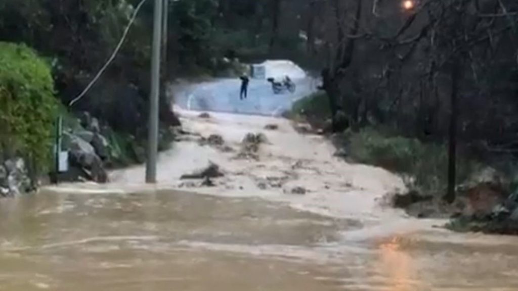 Antalya’da sağanak yağış köprüde zarara neden oldu