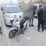 Antalya’da yayalara yol veren motosiklete otomobil çarptı