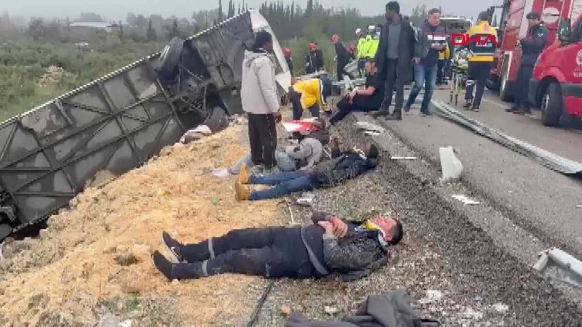 Antalya’da yolcu otobüsü devrildi: Ölü ve yaralılar var