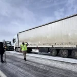 Ardahan’da Buzlanan Yolda 16 Tır Kurtarıldı