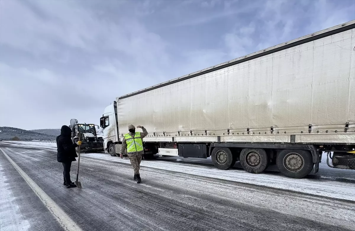 Ardahan’da Buzlanan Yolda 16 Tır Kurtarıldı