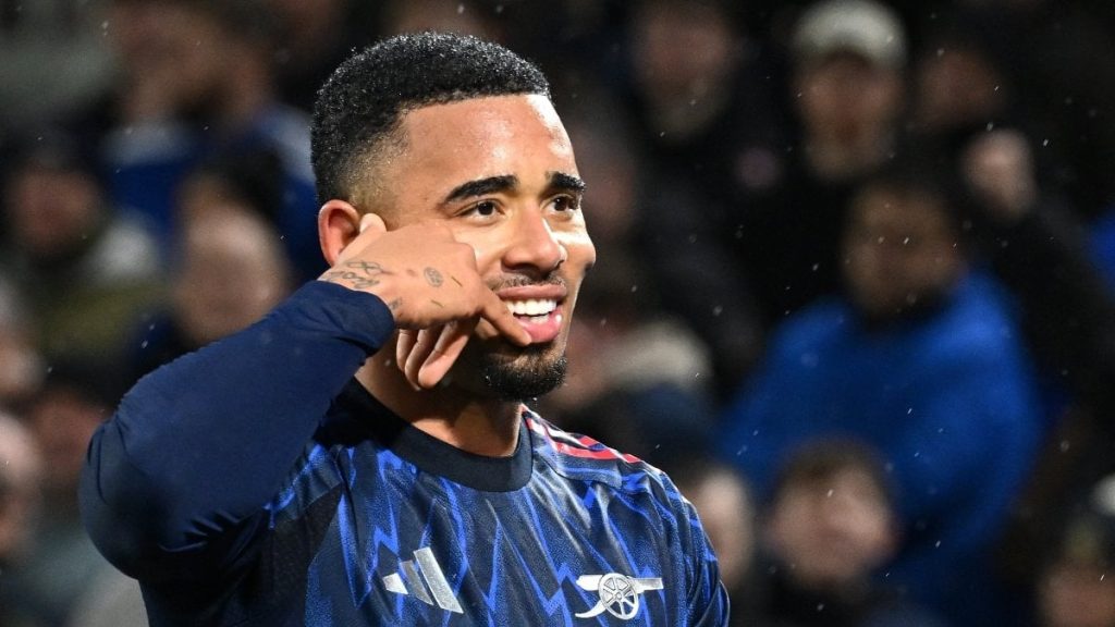 Arsenal, rakiplerinin puan kaybettiği haftada liderliğini pekiştirdi