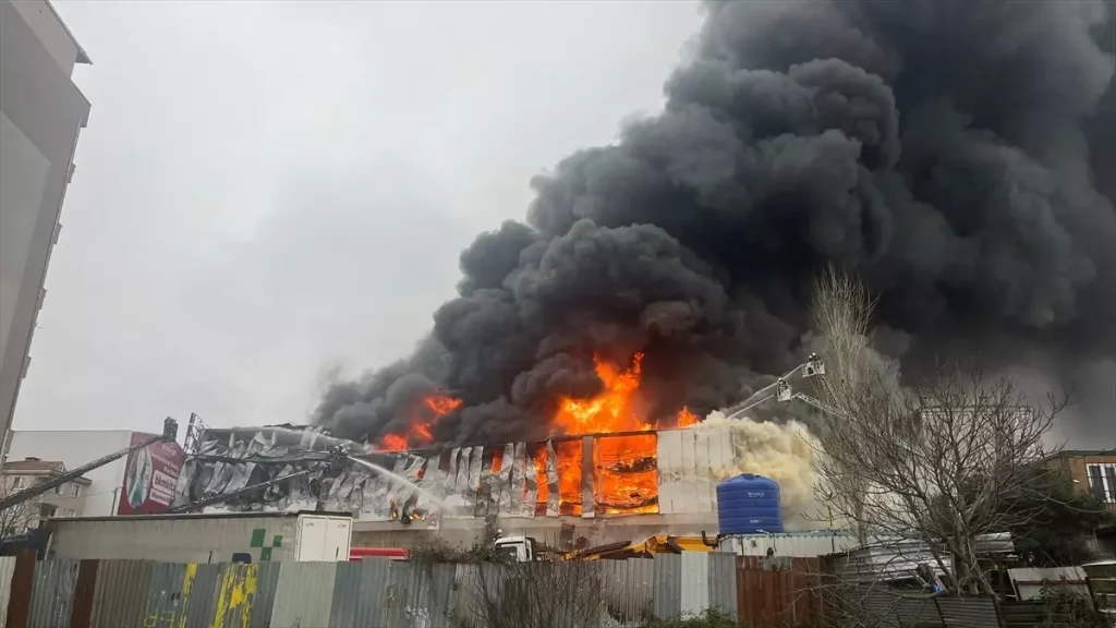 Ataşehir’de Yangın: Ekipler Müdahale Ediyor