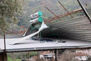 Aydın’da fırtına hayatı olumsuz etkiledi