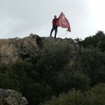 Aydın’da kayalıklara takılan Türk bayrağı için canını hiçe saydı