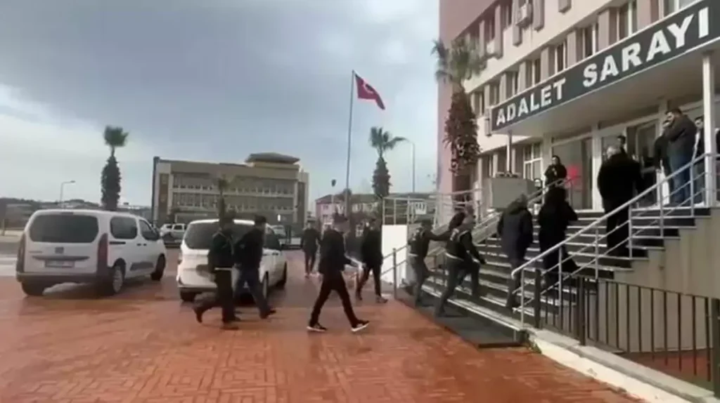 Ayvalık’ta Dolandırıcılara Baskın