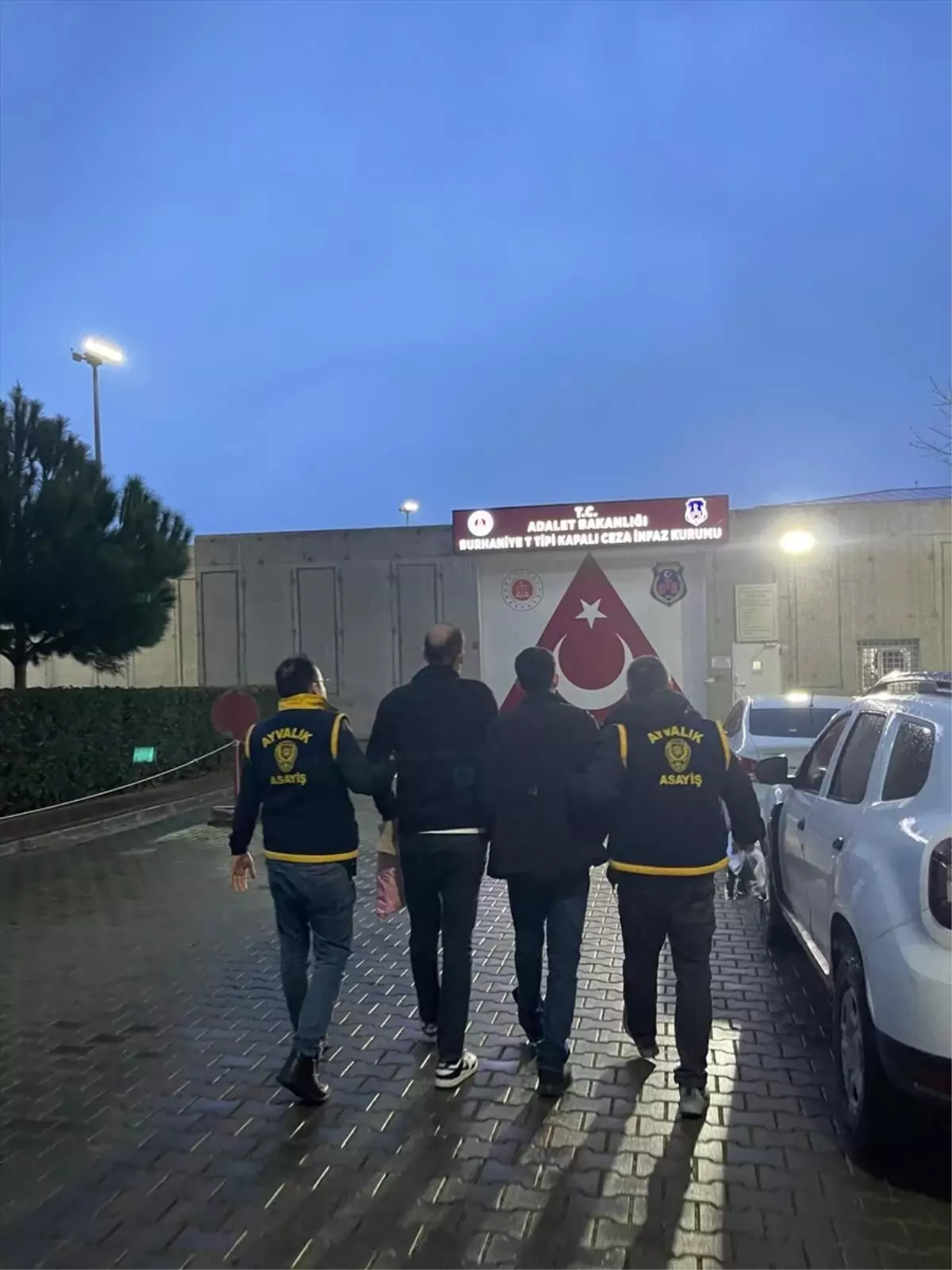 Ayvalık’ta Telefon Dolandırıcılığı: 2 Şüpheli Tutuklandı