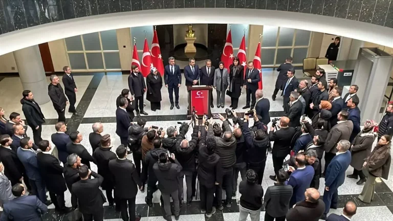 Bakan Tekin Şanlıurfa’da Deprem Şehitlerini Andı