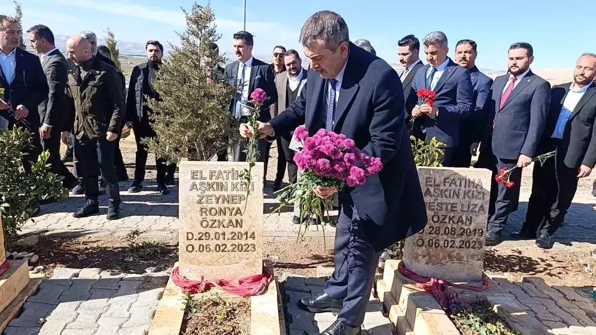 Bakan Tekin Şanlıurfa’da deprem şehitliğini ziyaret etti