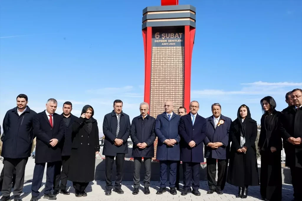 Bakan Uraloğlu, Malatya’da depremlerde hayatını kaybedenlerin kabirlerini ziyaret etti