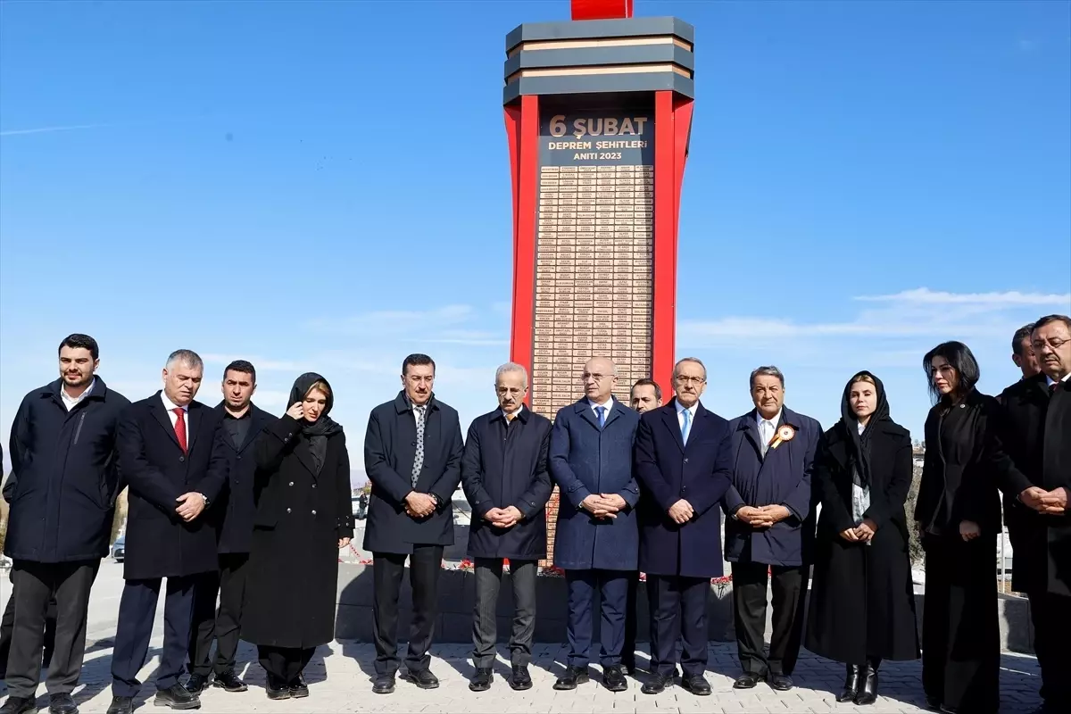 Bakan Uraloğlu, Malatya’da depremlerde hayatını kaybedenlerin kabirlerini ziyaret etti