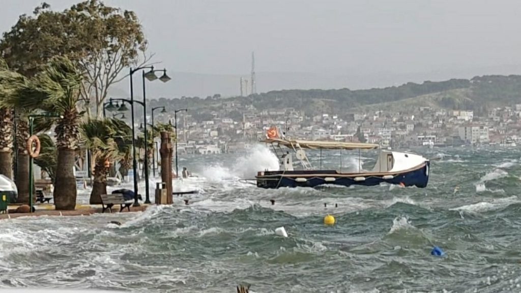 Balıkesir’de deniz taştı, sokakları su bastı