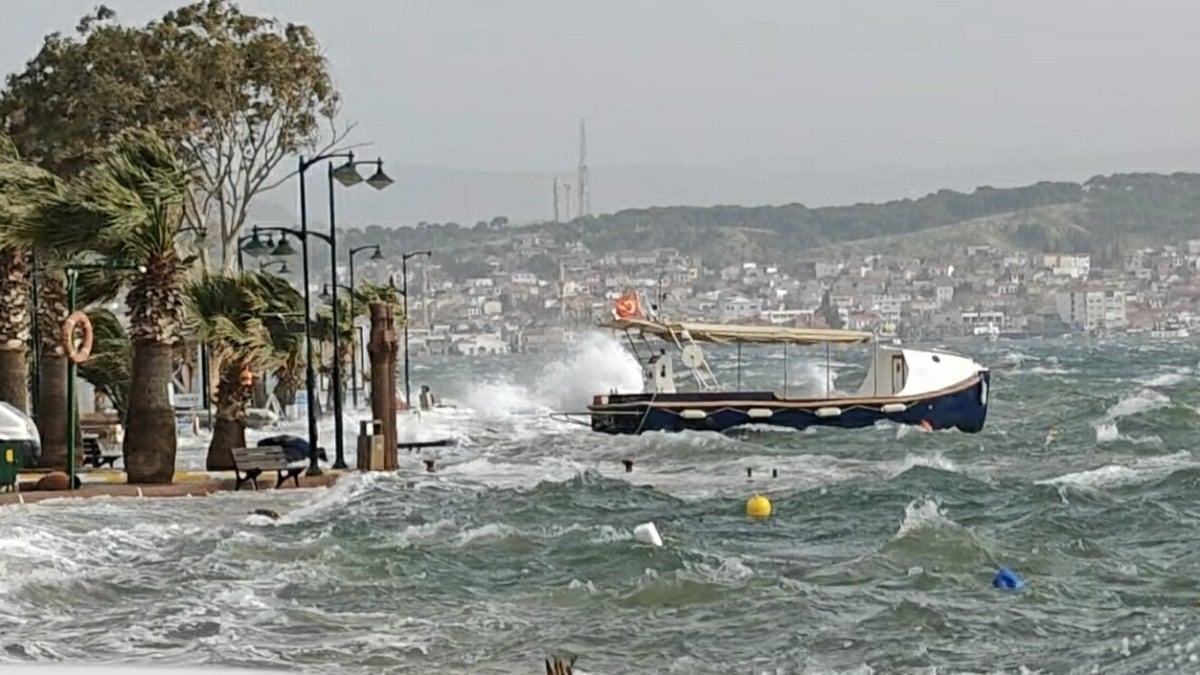 Balıkesir’de deniz taştı, sokakları su bastı