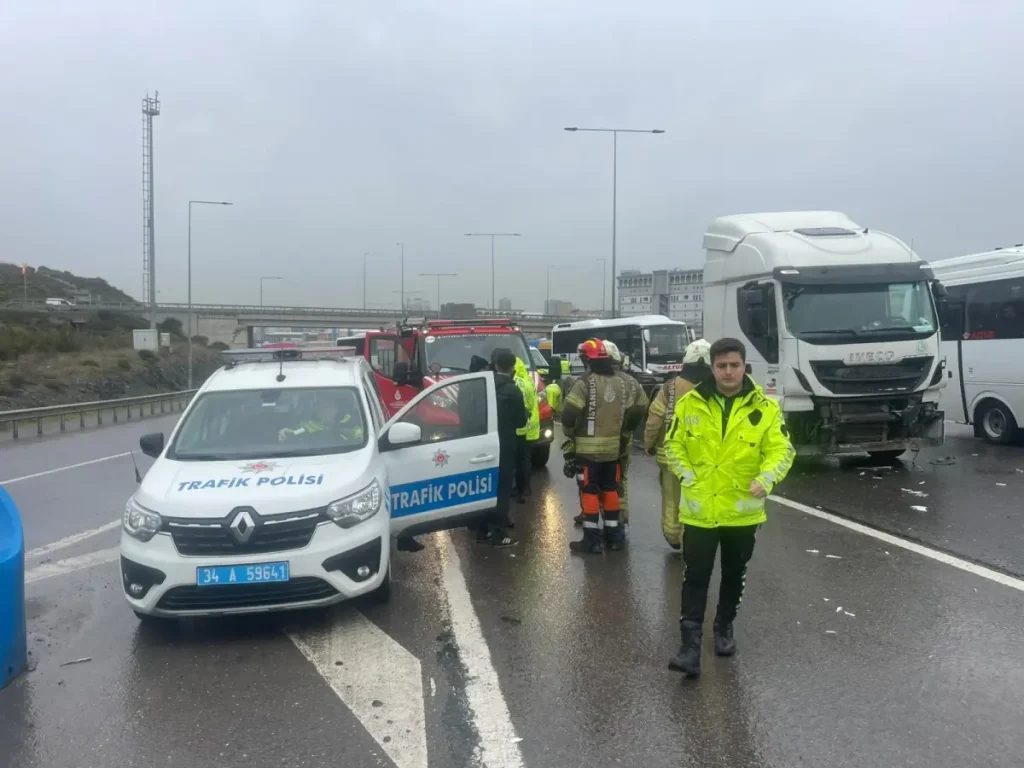 Başakşehir’de TIR ile otomobil çarpıştı
