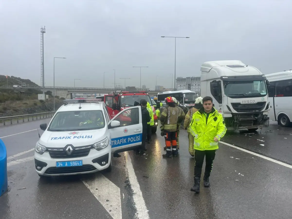 Başakşehir’de TIR ile otomobil çarpıştı
