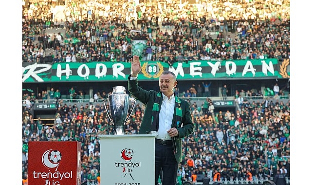 Başkan Büyükakın’dan 3 puana 3’lü kutlama!