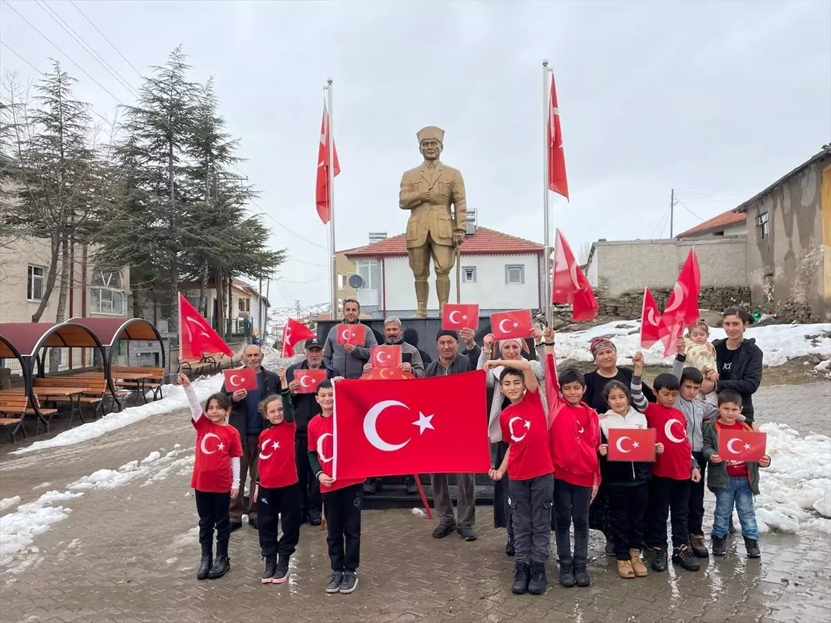 Bayrak Sevgisiyle Eğitime Başladılar