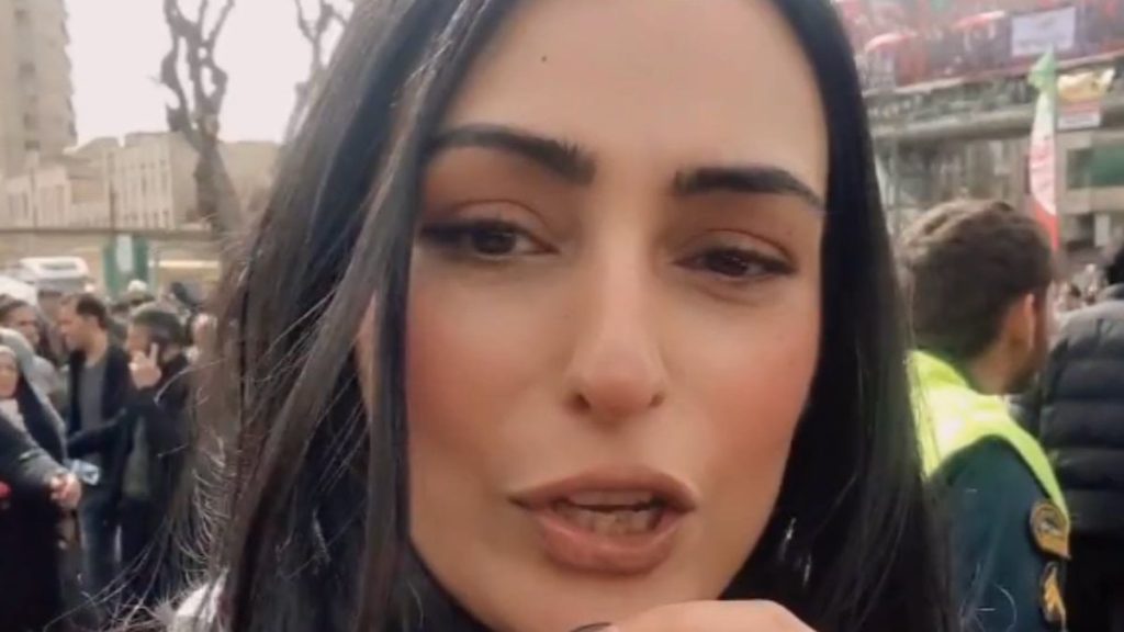 BBC’de görev yapan gazeteci İran’ı başörtüsü takmadan dolaştı