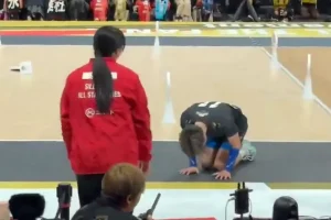 Beğeni yağıyor! Herkesin önünde eğilerek özür diledi