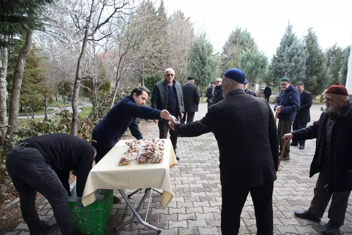 Belediye, Berat Kandili’nde Simit Dağıttı