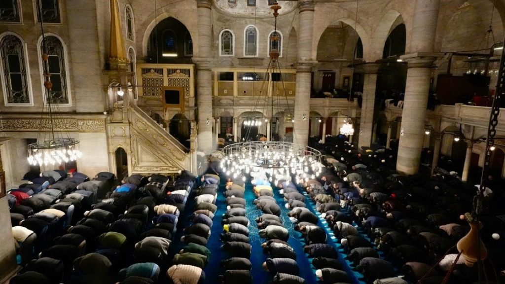 Berat Kandili yurt genelinde dualarla idrak edildi