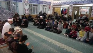 Berat Kandili’nde Çocuklara Oyuncak Hediye Edildi