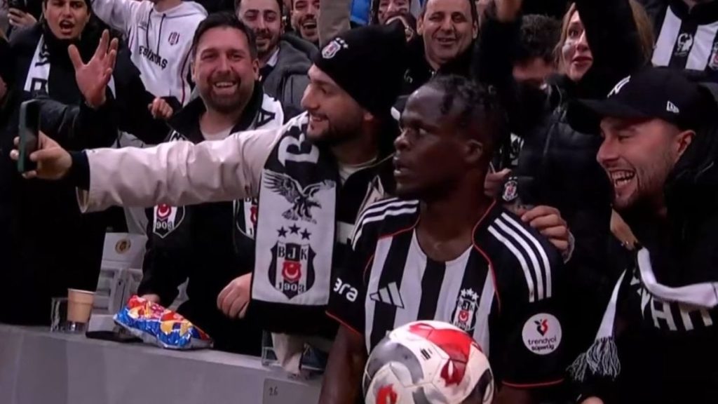 Beşiktaş’ın yeni transferi Olaitan’dan taç atışı esnasında selfie