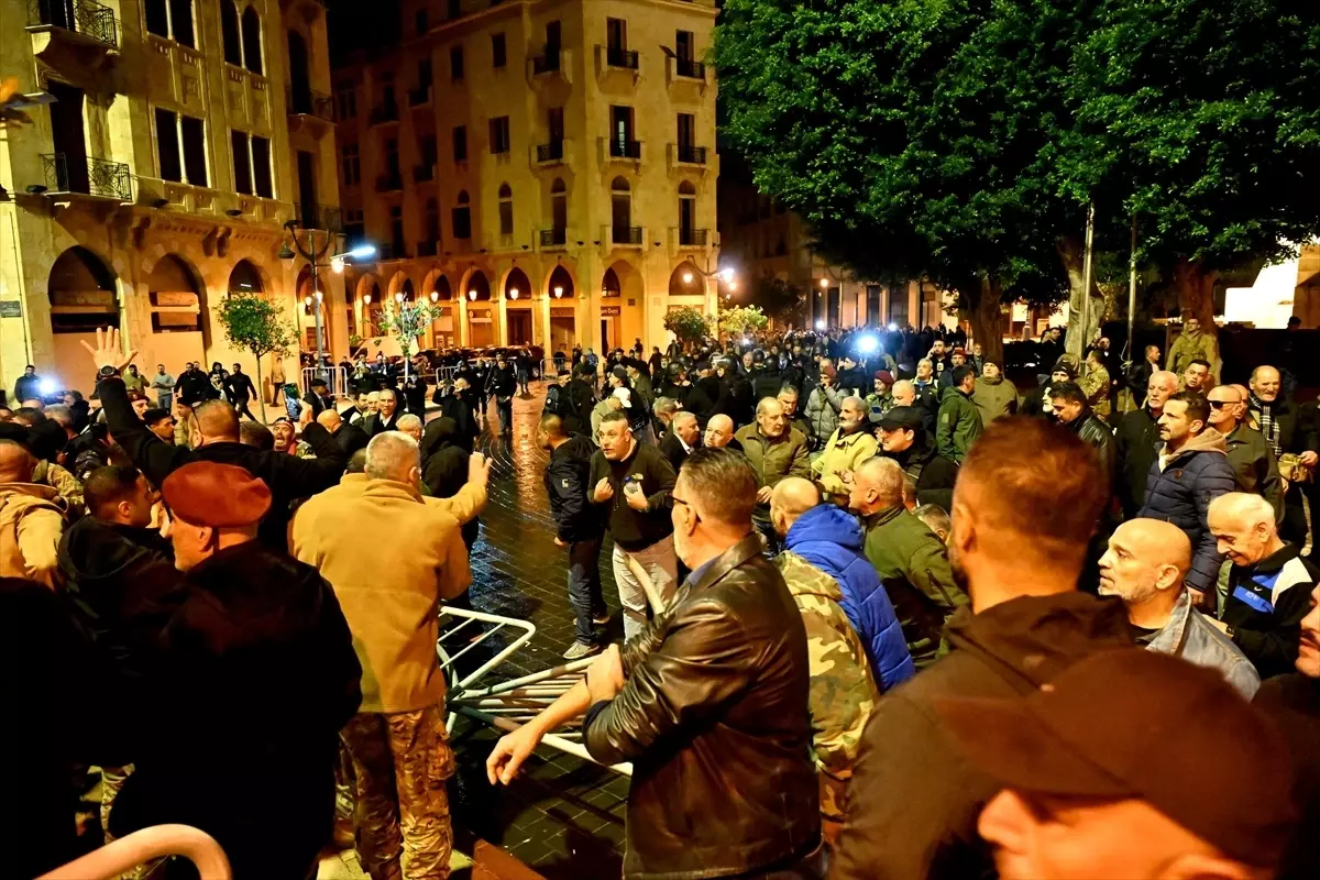 Beyrut’ta Emekli Askerler Maaş Artışı İçin Protesto Düzenledi