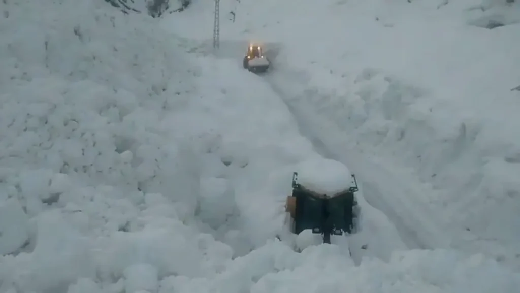 Beytüşşebap’ta Çığ Riski: 3 Köy Yolu Kapandı
